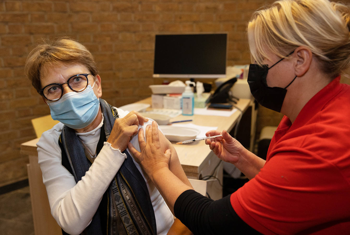 Enkele tientallen mensen kwamen naar de tijdelijke prikpoli van de GGD in Gezondheidscentrum Leonardus in Helmond om zich te laten vaccineren.