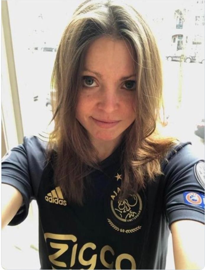 Lotte van Basten in haar Ajax-shirt.