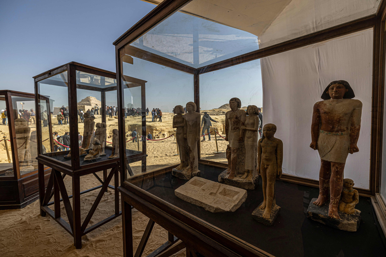 Bij de mummie werden ook millennia-oude beeldjes gevonden.