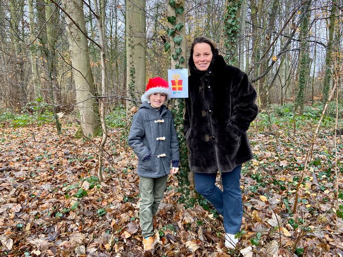 Na een herfstblaadjeszoektocht hebben juf Sofie en zoon Maurice een kerstzoektocht uitgestippeld in het park van Schilde