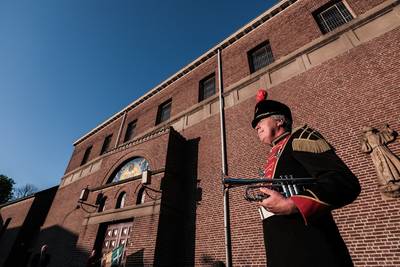 Eenzame trompettist tijdens Dodenherdenking in Babberich