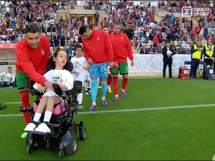 Cristiano Ronaldo komt met jonge fan in rolstoel het veld op