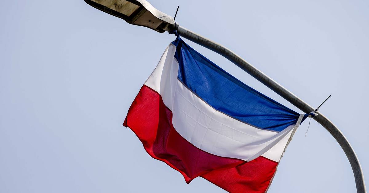 Actievoerders hangen ook omgekeerde vlag aan politiebureau in Naaldwijk - AD