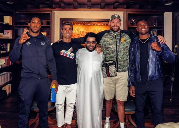 Anthony Joshua, Cristiano Ronaldo, Turki Alalshikh, Tyson Fury en Francis Ngannou.