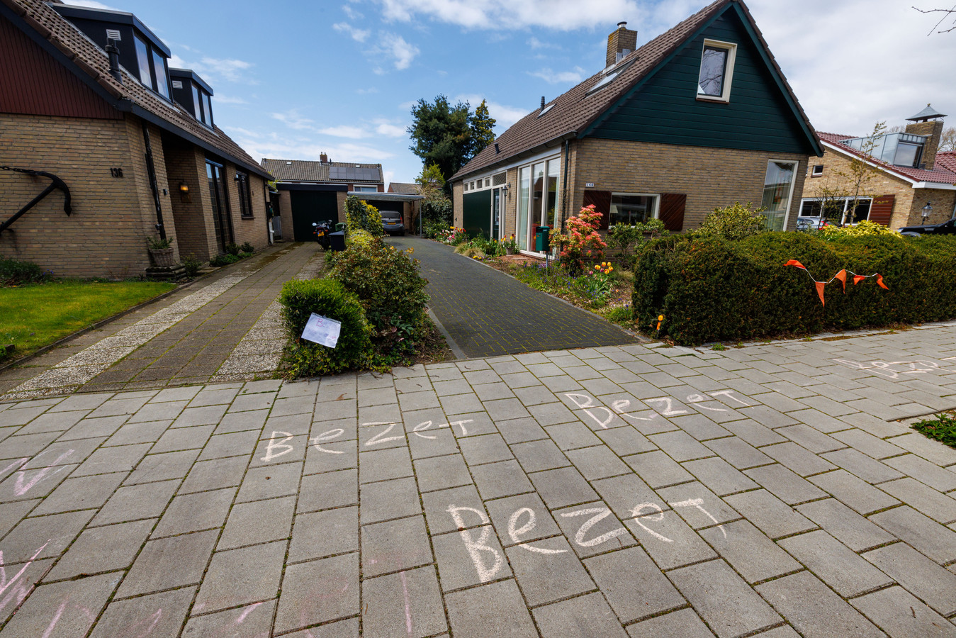Volgeladen auto’s, aanhangers en overal vlaggetjes en borden deze