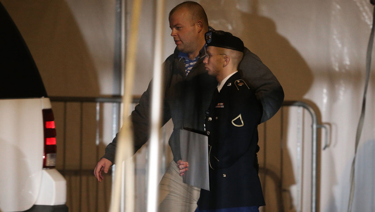 Bradley Manning wordt na de hoorzitting van 28 februari naar een auto geëscorteerd. Beeld afp