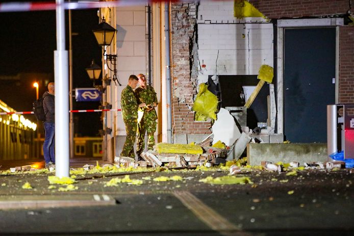 Een plofkraak heeft afgelopen nacht voor een ravage gezorgd bij het stationsgebouw in Apeldoorn