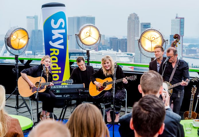 Zangeres Ilse DeLange geeft een optreden op de Euromast.