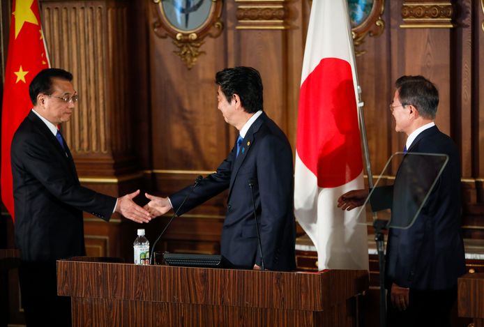 De Chinese premier Li Keqiang (L), de Japanse premier Shinzo Abe (M) en de Zuid-Koreaanse president Moon Jae-in (R).