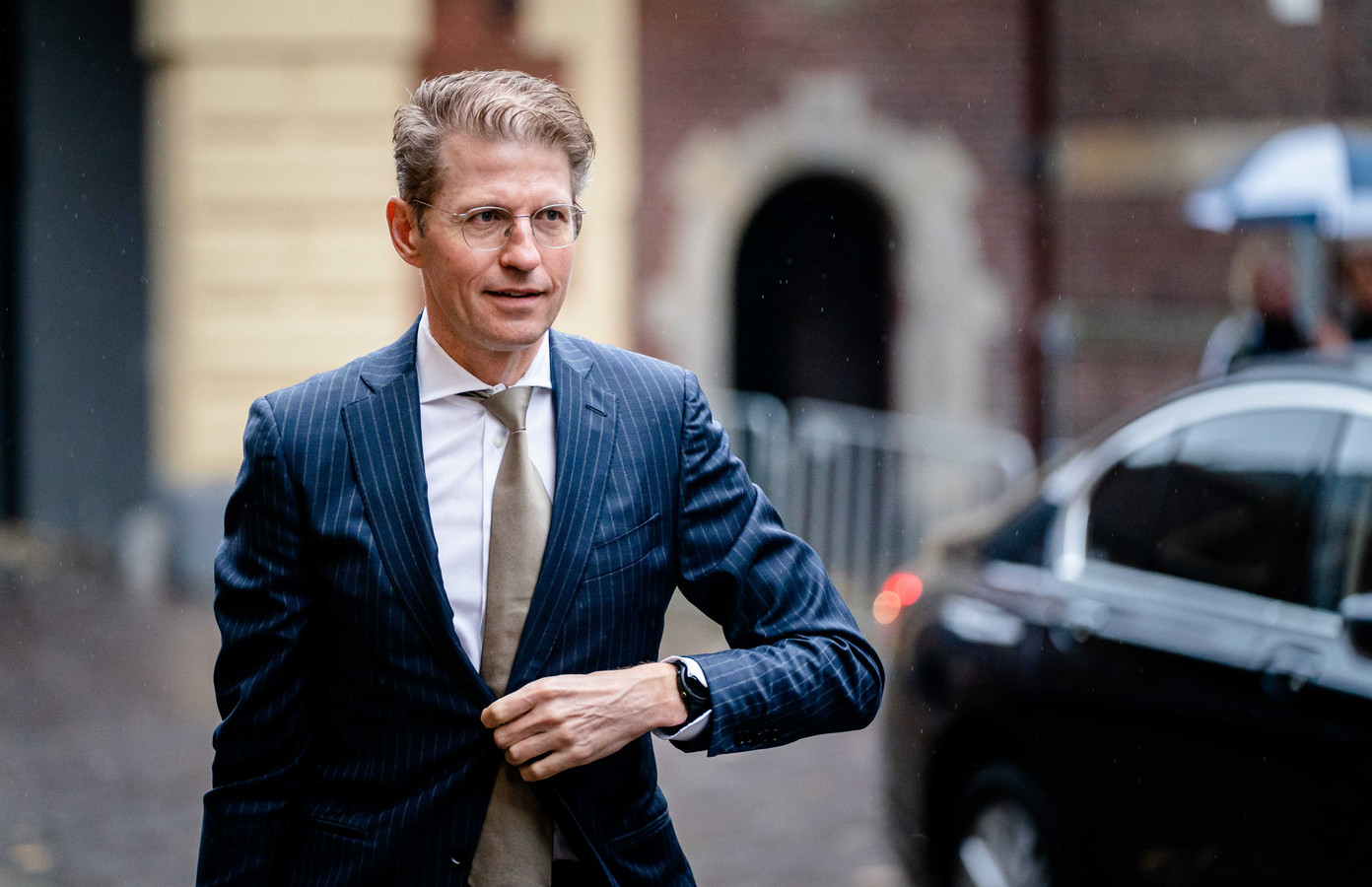 Demissionair Minister Sander Dekker voor Rechtsbescherming (VVD) op het Binnenhof voorafgaand aan de Ministeriele Covid-19 Commissie (MCC)