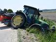 De tractor was, mogelijk vanwege een los wiel, in een droge sloot terechtgekomen.