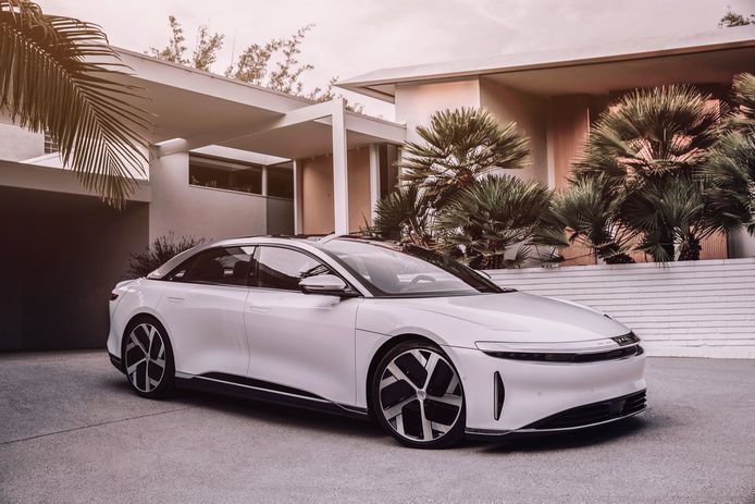 De Lucid Air is een bijna vijf meter lange, volledig elektrische sedan.