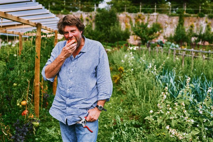 Wim Lybaert in de moestuin.