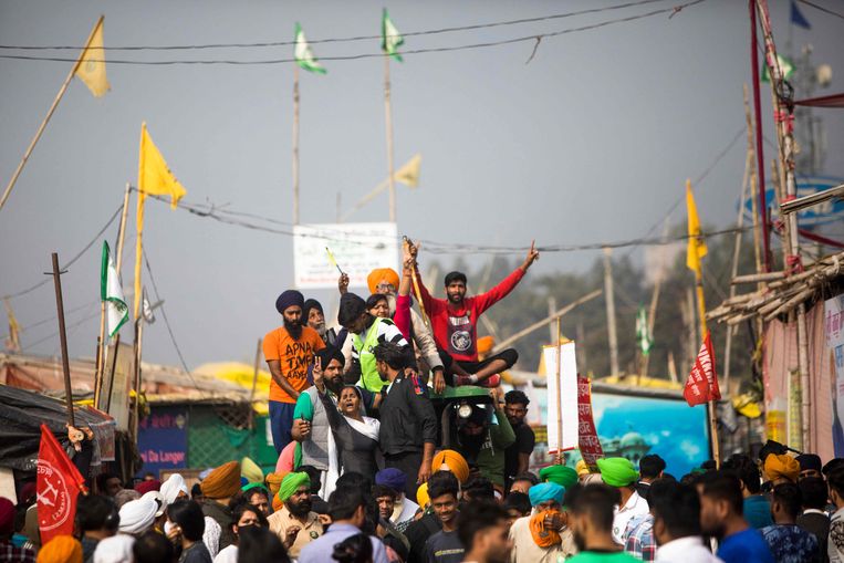 Boeren vieren feest aan de rand van de Indiase hoofdstad Delhi. Beeld AFP