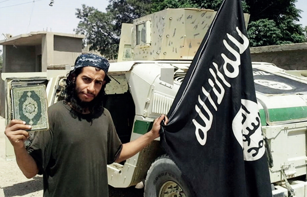 Abdelhamid Abaaoud poseert met de vlag van IS op een foto van een online tijdschrift van IS, gepubliceerd begin 2015. Beeld AP