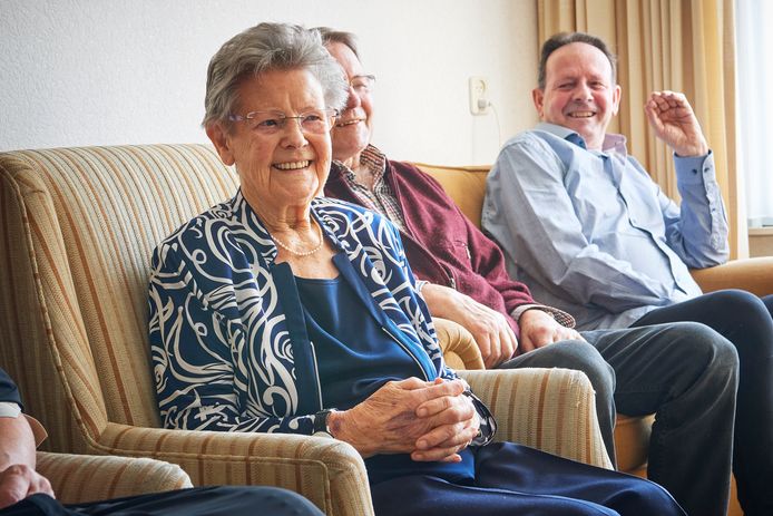 De 100-jarige Grada Snoeks-Van der Heijden in Oss naast twee van haar zoons.