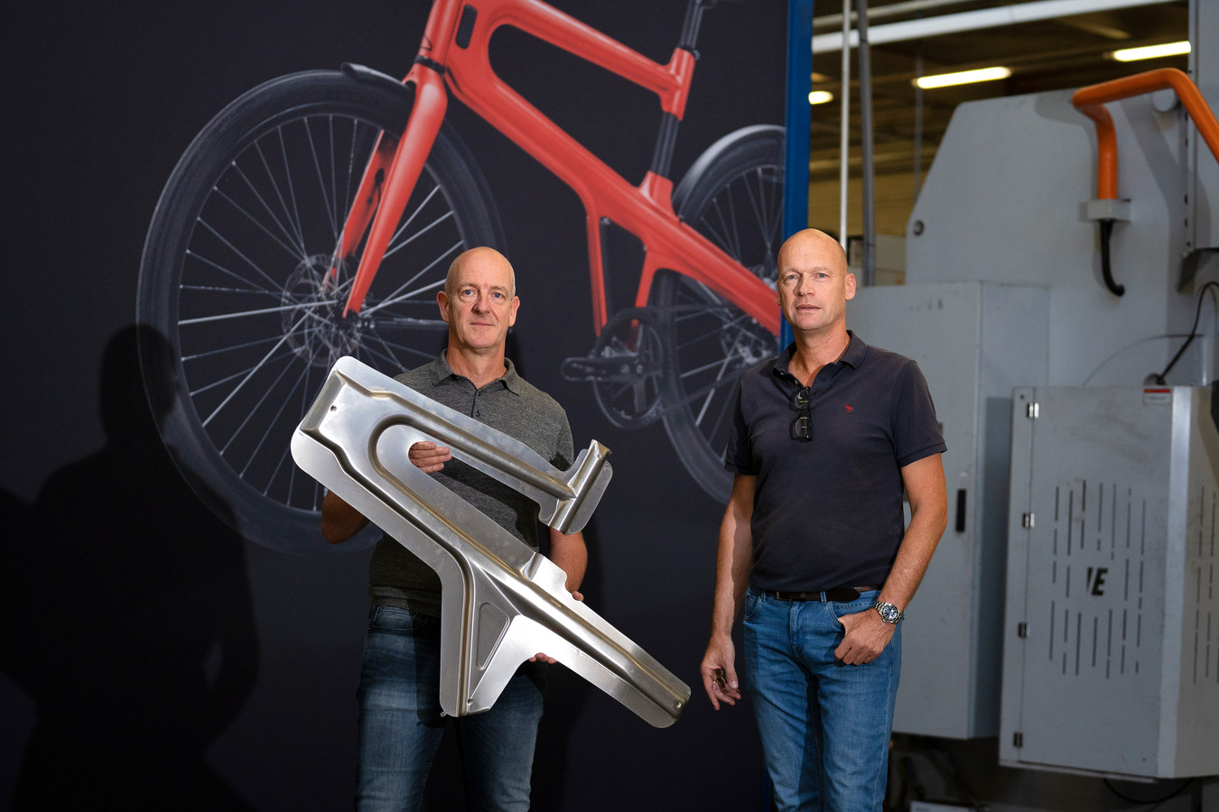 voordelig Controverse Bij naam Phoenix perst fietsframes met rubber; maar ook flitskast of geldautomaat  heeft Eindhovens tintje | Foto | ed.nl