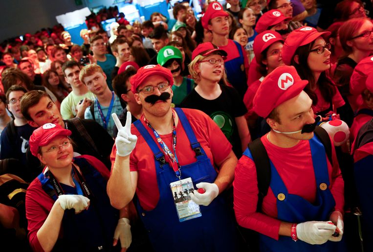 Een leger van Super Mario's (en enkele Luigi's) was ook van de partij. Beeld reuters