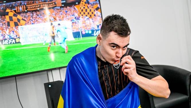 Sjachtar-supporter Maksym (23) zit in de Kuip om niet aan de oorlog te denken: ‘Het zet de tijd even stil’