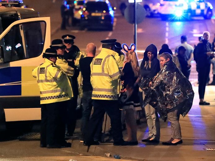 Politie vangt concertgangers op na de aanslag in Manchester op 22 mei 2017.