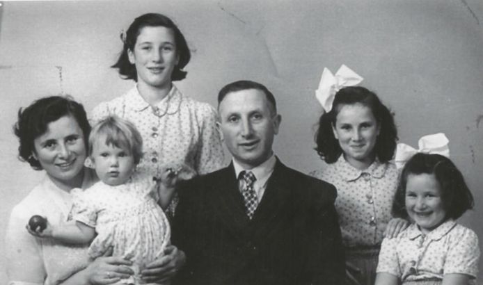 De Joodse familie Samuel uit Nijverdal begin jaren '50, die grote moeite moest doen om haar tijdens de Tweede Wereldoorlog onteigende bezittingen weer terug te krijgen.