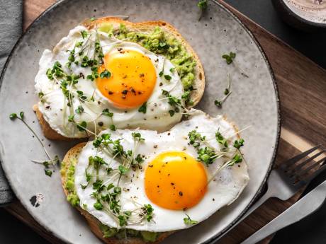 Ik verstop eten achter de keukenrol en de schoonmaakemmers