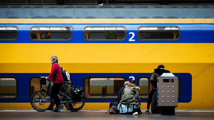 De NS laat weten dat door de stroomstoring geen treinen rijden van en naar Tilburg. Ook rondom Eindhoven is het treinverkeer beperkt of onmogelijk.