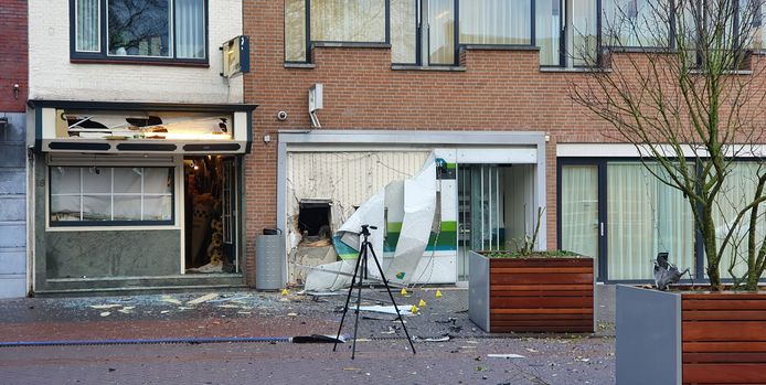 Ravage na de plofkraak in de nacht van dinsdag op woensdag op de ABN Amro geldautomaat aan de Molenstraat in Zundert.