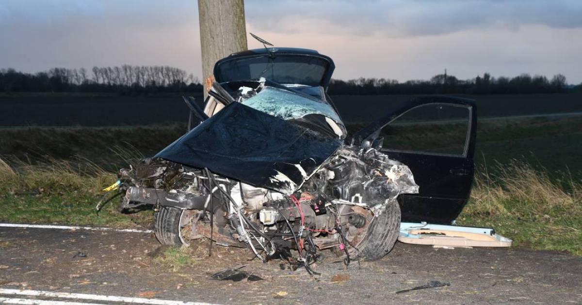 Zwaar ongeluk bij Wolphaartsdijk, automobilist botst tegen boom.