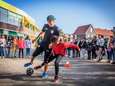 Wereldkampioen Nasser El Jackson voetbalt voor kinderen die geen geld hebben voor sport en cultuur