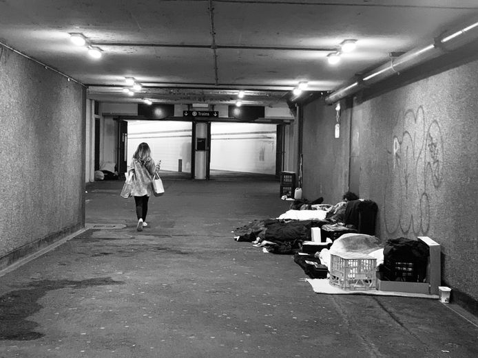 Daklozen in een tunnel van een treinstation.