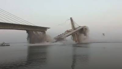 Effondrement spectaculaire d’un pont en construction en Inde