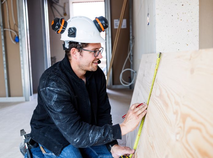 Toon van de Mortel uit Rosmalen kon op zijn eerste dag op de bouw van appartementencomplex De Moser in Tilburg direct meterkasten maken.