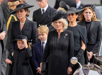 Verplicht in het zwart en met een hoed, maar ondanks strak protocol wisten deze royals toch een klein beetje op te vallen
