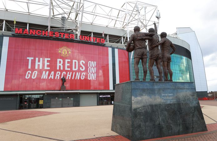 George Best, Denis Law en Bobby Charlton op het beroemde standbeeld voor Old Trafford.