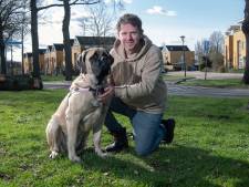 Baasjes kunnen hun pup in Lochem niet veilig los laten lopen, vindt Dennis: ‘Daar wil ik een plek voor creëren’