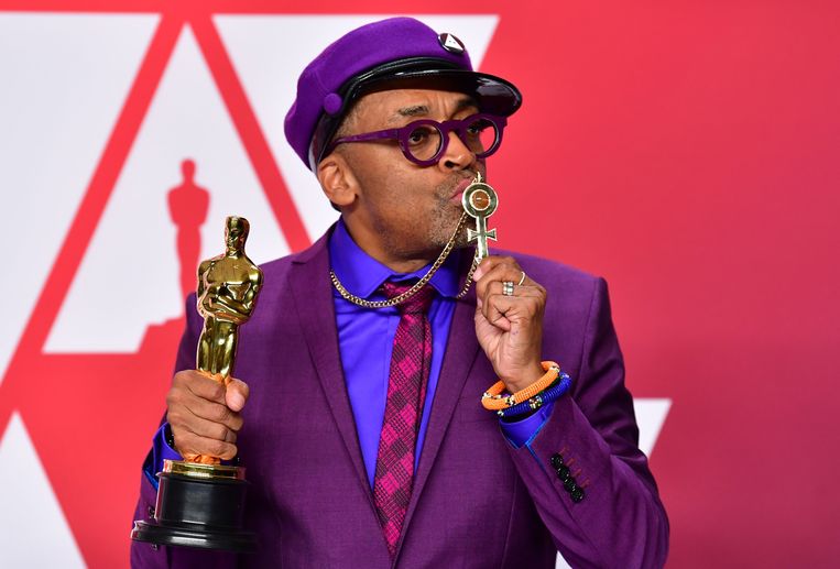Spike Lee met zijn Oscar voor Best Adapted Screenplay voor ‘BlacKkKlansman’. Beeld AFP