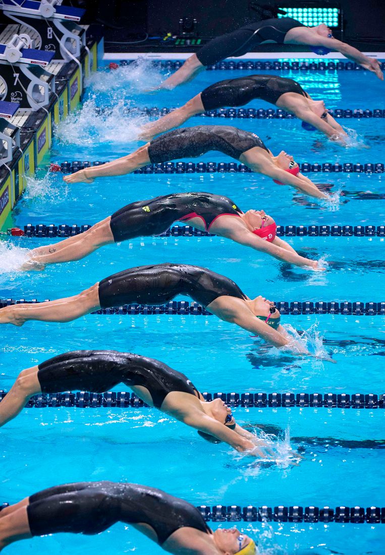 De start van de 100 meter rugslag voor vrouwen in Las Vegas. De zwemmers kwamen er volgens een nieuwe formule uit in internationale teams. Beeld AFP