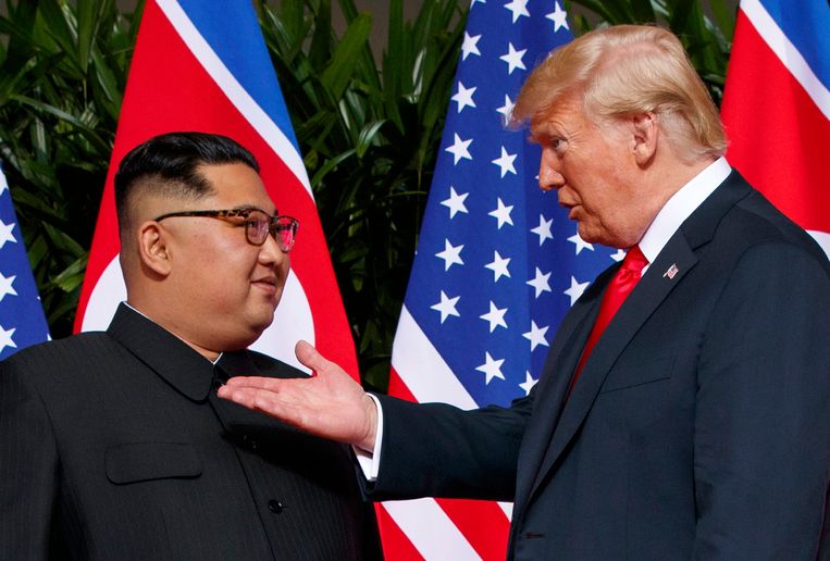 Amerikaanse president Donald Trump ontmoet Noord-Koreaanse leider Kim Jong-un in Singapore. Beeld AP