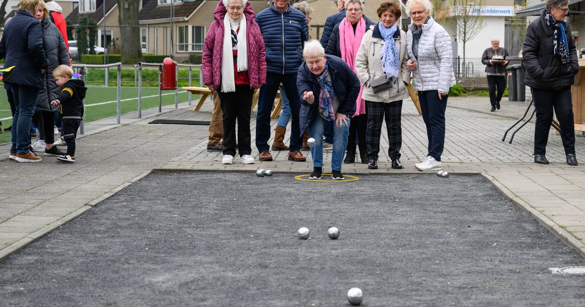 Bij jeu-de-boules in Buurse is ook de nazit belangrijk ‘Een borreltje hebben we altijd bij ons’
