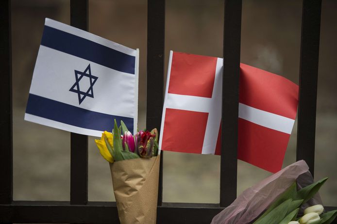 Een Joodse en een Deense vlag aan de synagoge in Kopenhagen waar op 15 februari 2015 een aanslag werd gepleegd.