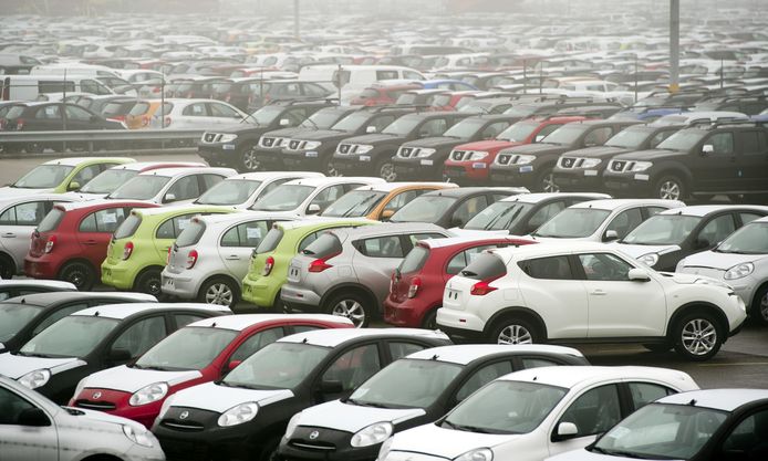 Duizenden nieuwe auto’s staan op het terrein van Nissan in het Westelijk Havengebied van Amsterdam.