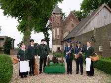 Nieuwe kleding voor drie verenigingen in Loo en biljarters Thuvine uit Duiven sterk in gewestelijke finales