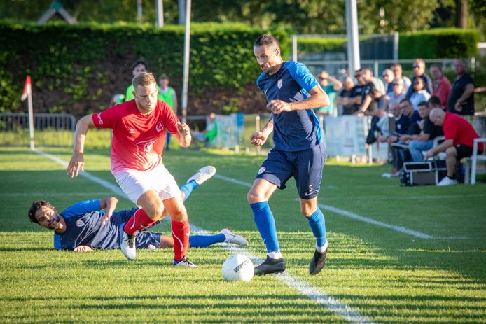 Jelle Klap jaagt op de bal tegen Sportlust'46.