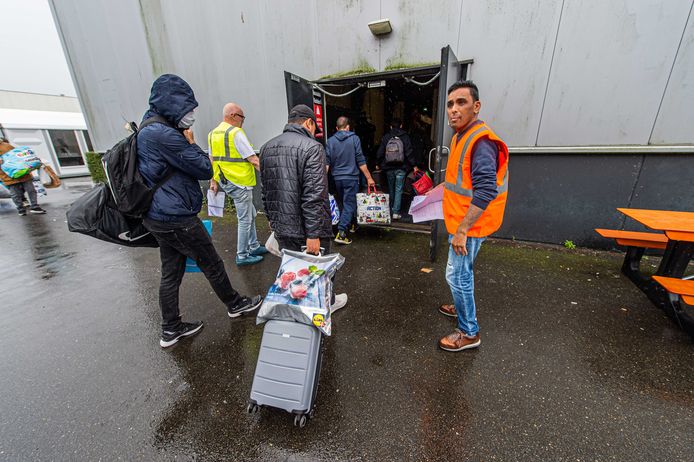 De eerste bussen met vluchtelingen komen in september aan bij de noodopvanglocatie van het Centraal orgaan Opvang Asielzoekers in de Zeelandhallen.