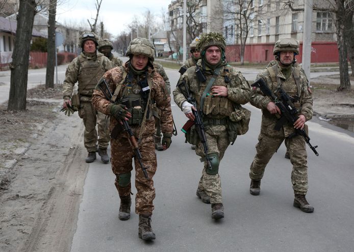 Militairen van het Oekraïense leger patrouilleren in Sievierodonetsk, in de regio Lugansk.