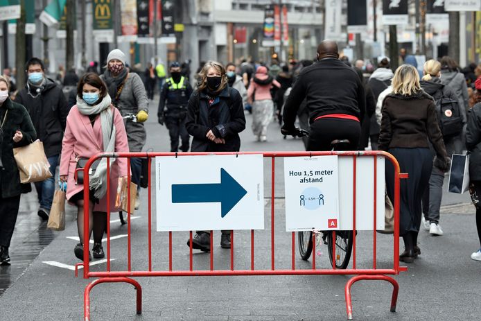 Signalisatie op de Meir in Antwerpen moet veiligheid voor de shoppers garanderen.
