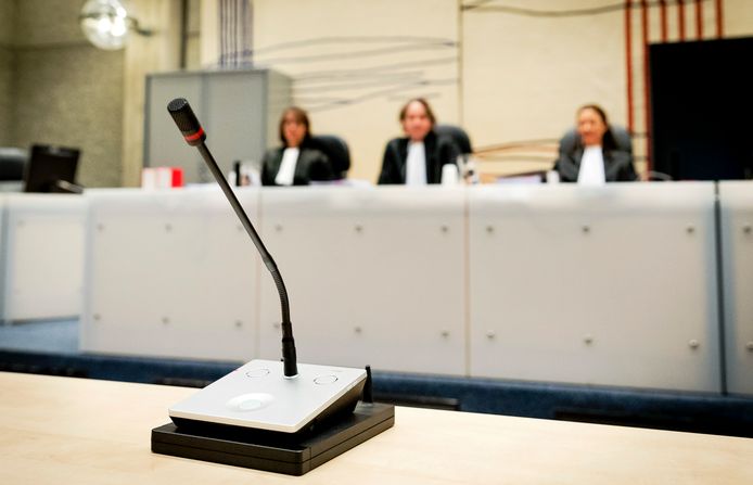 Een microfoon met op de achtergrond rechters.