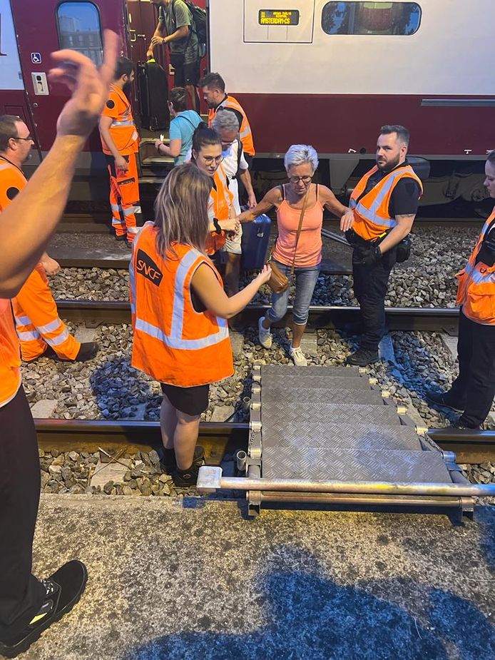 Passagiers worden na meer dan vier uur uit de trein geholpen.