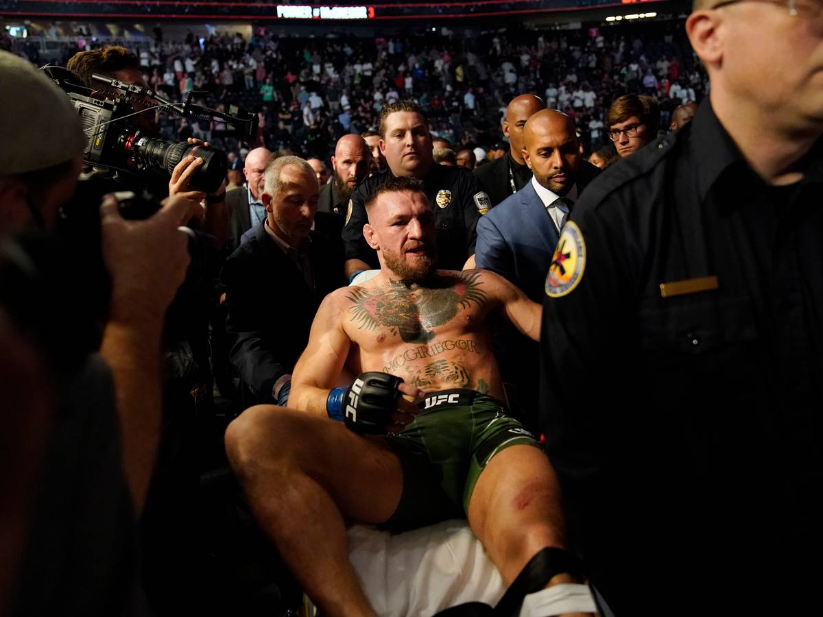 Drama voor McGregor: Ier breekt scheenbeen in gevecht met Poirier en  verlaat ring per brancard | Vechtsport | bd.nl